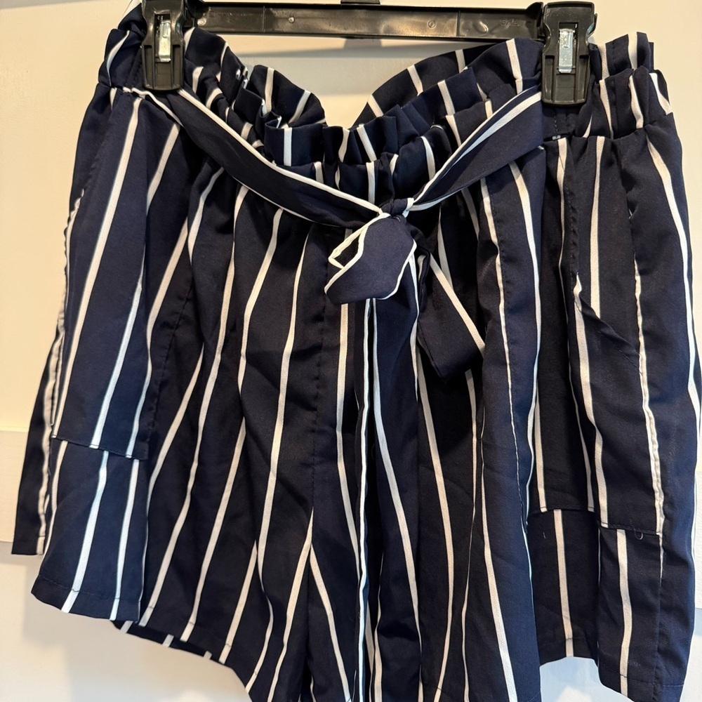 Elegant 2XL Navy Striped High Waist Women's Shorts - Picture 2 of 5